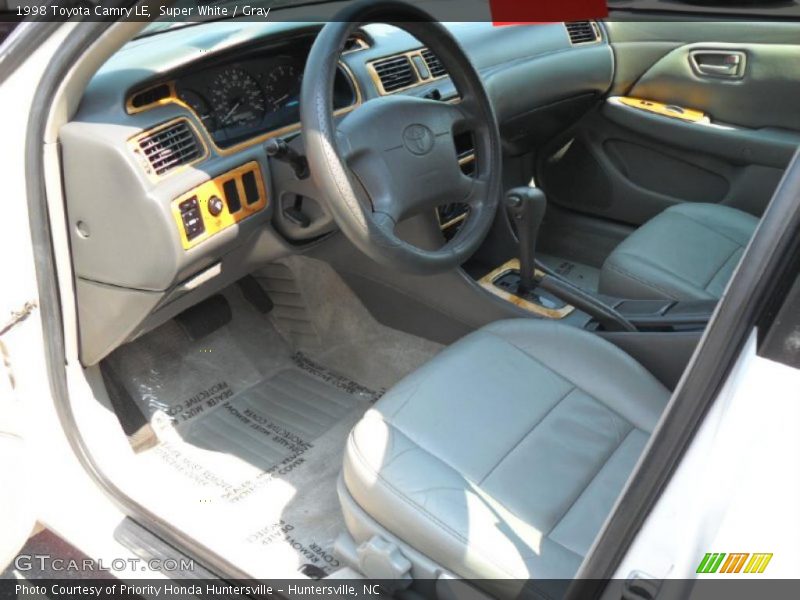 Super White / Gray 1998 Toyota Camry LE