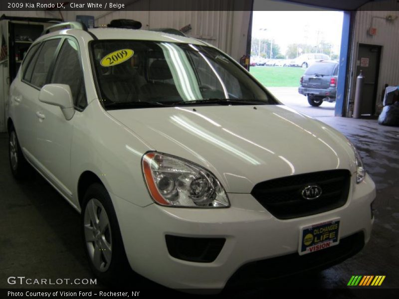 Clear White / Beige 2009 Kia Rondo LX