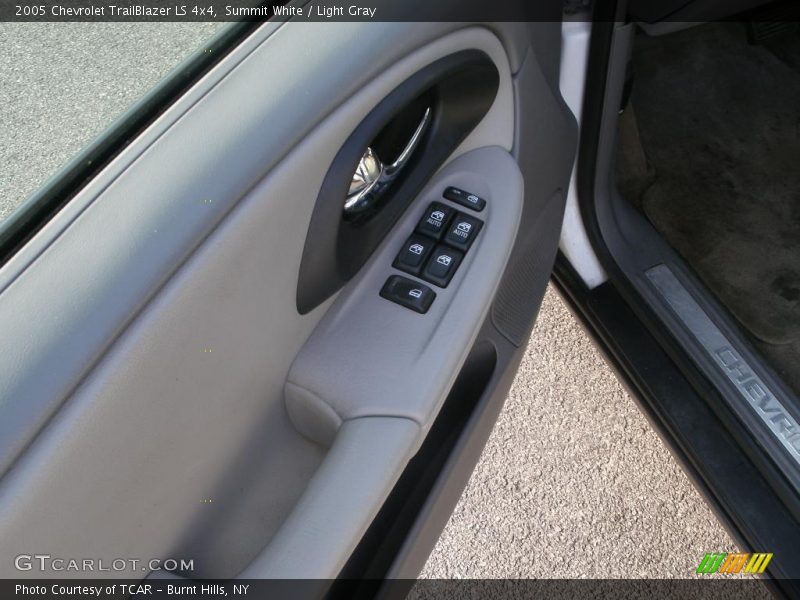 Summit White / Light Gray 2005 Chevrolet TrailBlazer LS 4x4