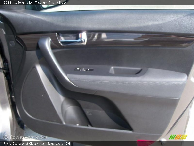 Titanium Silver / Black 2011 Kia Sorento LX