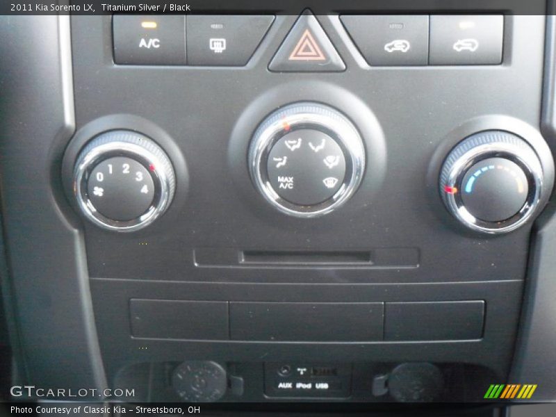 Titanium Silver / Black 2011 Kia Sorento LX