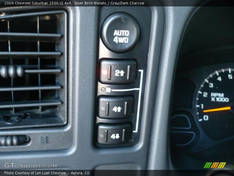Silver Birch Metallic / Gray/Dark Charcoal 2004 Chevrolet Suburban 1500 LS 4x4