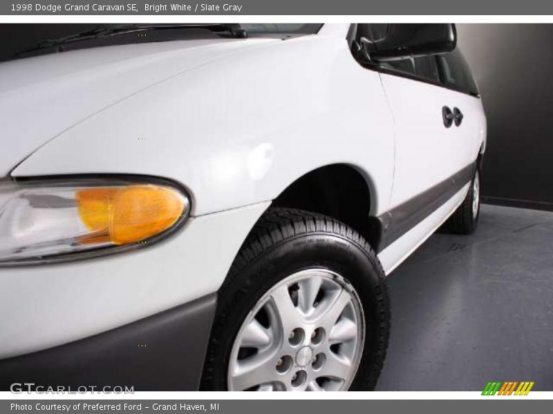 Bright White / Slate Gray 1998 Dodge Grand Caravan SE