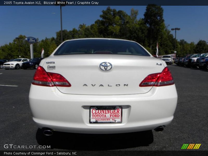 Blizzard White Pearl / Graphite Gray 2005 Toyota Avalon XLS