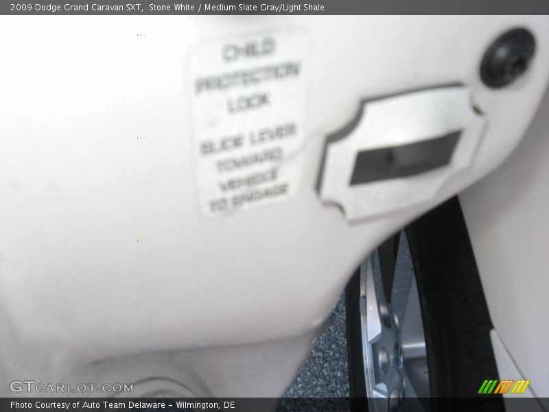 Stone White / Medium Slate Gray/Light Shale 2009 Dodge Grand Caravan SXT
