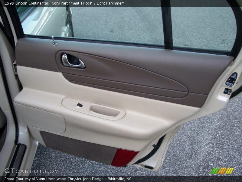 Ivory Parchment Tricoat / Light Parchment 1999 Lincoln Continental