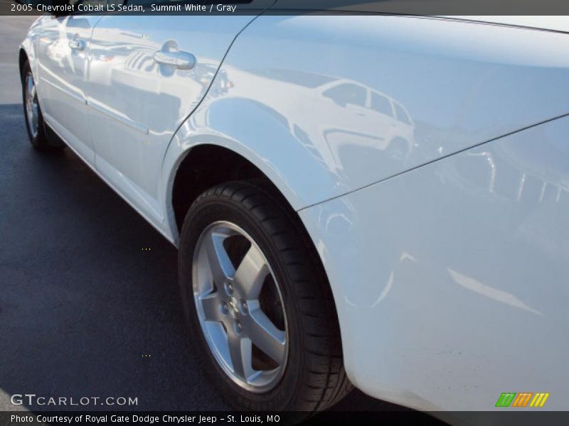 Summit White / Gray 2005 Chevrolet Cobalt LS Sedan