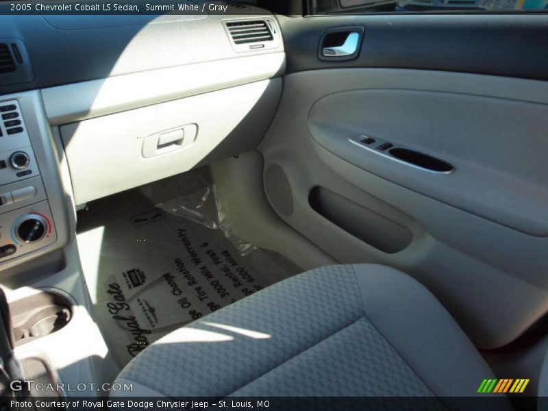 Summit White / Gray 2005 Chevrolet Cobalt LS Sedan