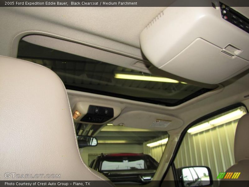 Black Clearcoat / Medium Parchment 2005 Ford Expedition Eddie Bauer