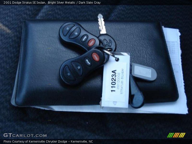 Bright Silver Metallic / Dark Slate Gray 2001 Dodge Stratus SE Sedan
