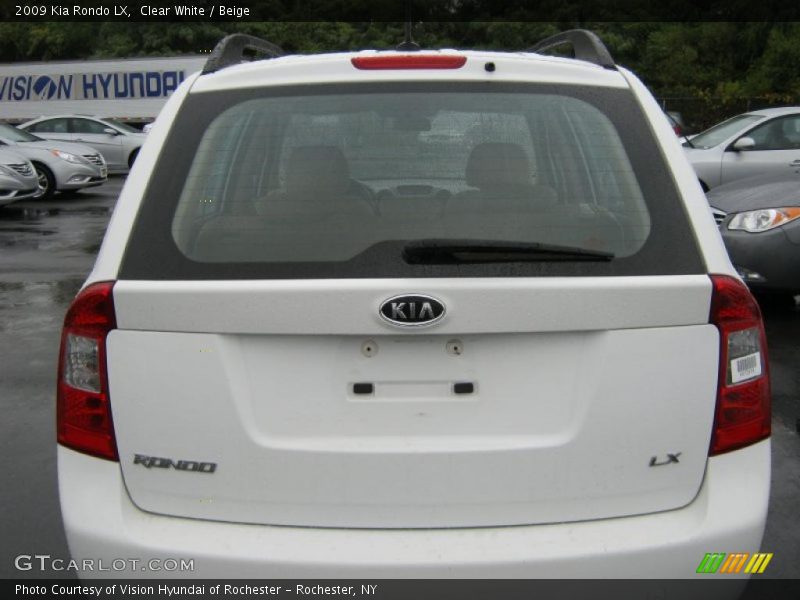 Clear White / Beige 2009 Kia Rondo LX