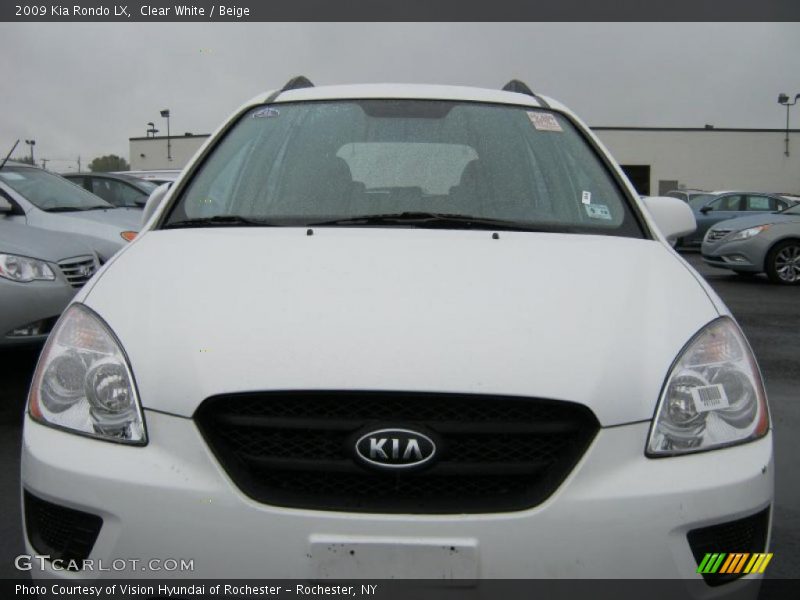 Clear White / Beige 2009 Kia Rondo LX