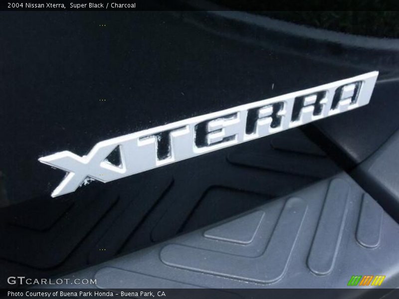 Super Black / Charcoal 2004 Nissan Xterra