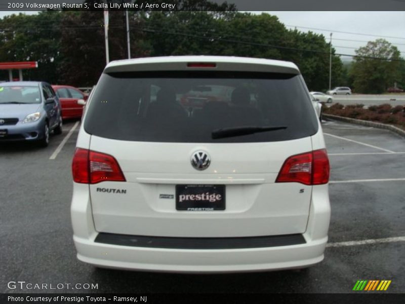 Calla Lilly White / Aero Grey 2009 Volkswagen Routan S