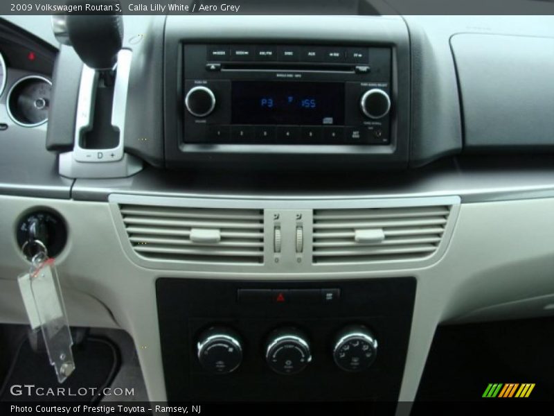 Calla Lilly White / Aero Grey 2009 Volkswagen Routan S