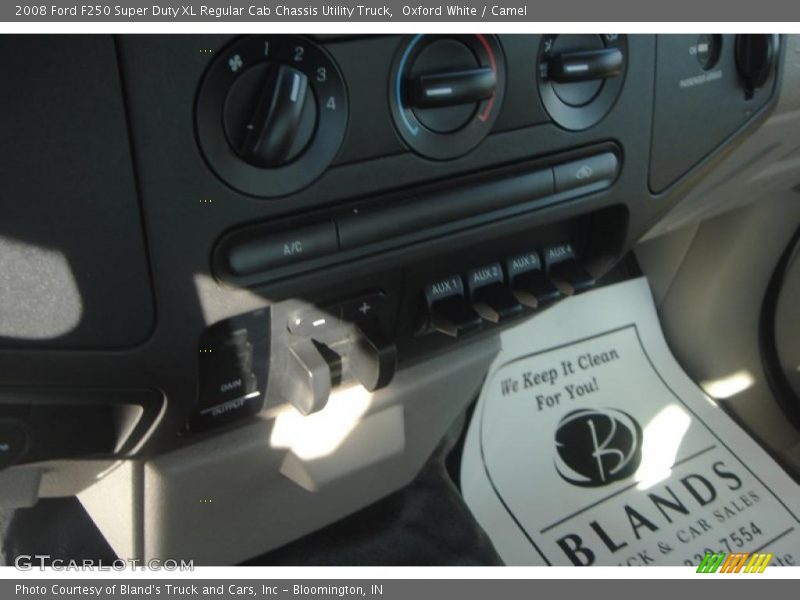Oxford White / Camel 2008 Ford F250 Super Duty XL Regular Cab Chassis Utility Truck