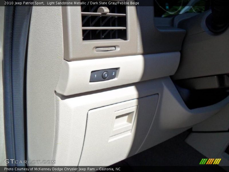 Light Sandstone Metallic / Dark Slate Gray/Pebble Beige 2010 Jeep Patriot Sport