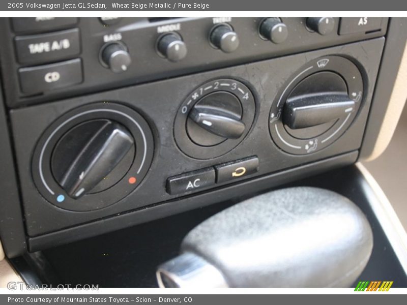 Wheat Beige Metallic / Pure Beige 2005 Volkswagen Jetta GL Sedan