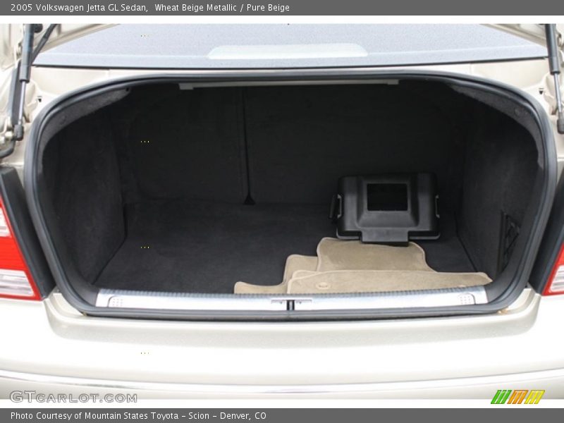 Wheat Beige Metallic / Pure Beige 2005 Volkswagen Jetta GL Sedan
