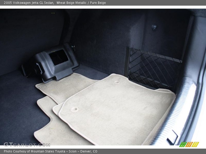 Wheat Beige Metallic / Pure Beige 2005 Volkswagen Jetta GL Sedan