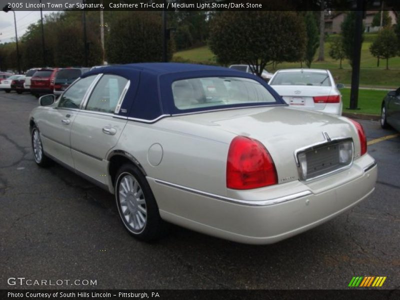 Cashmere Tri-Coat / Medium Light Stone/Dark Stone 2005 Lincoln Town Car Signature
