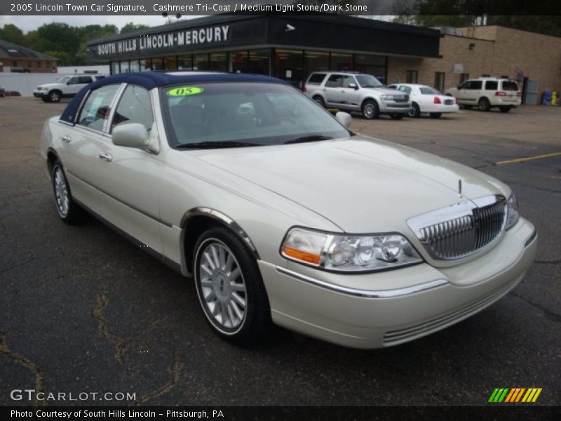 Cashmere Tri-Coat / Medium Light Stone/Dark Stone 2005 Lincoln Town Car Signature