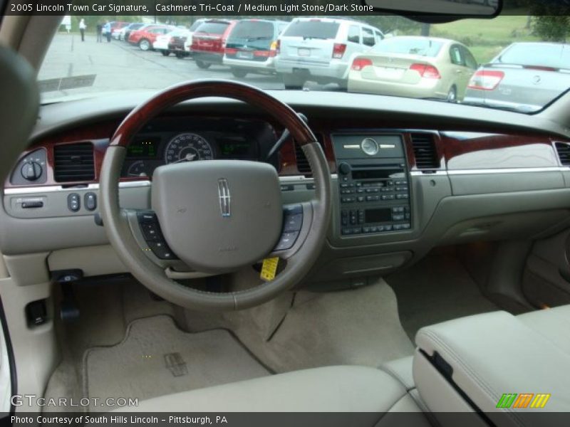 Cashmere Tri-Coat / Medium Light Stone/Dark Stone 2005 Lincoln Town Car Signature