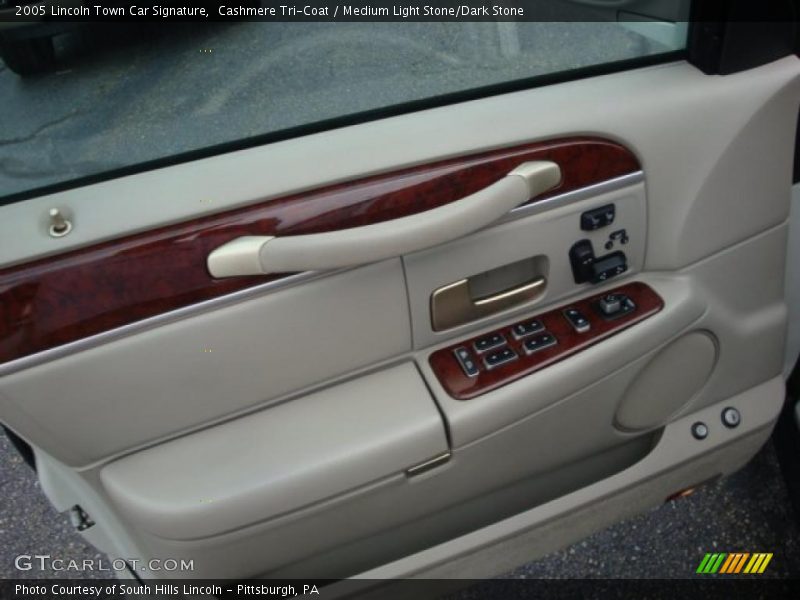 Cashmere Tri-Coat / Medium Light Stone/Dark Stone 2005 Lincoln Town Car Signature