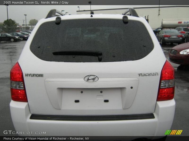 Nordic White / Gray 2005 Hyundai Tucson GL