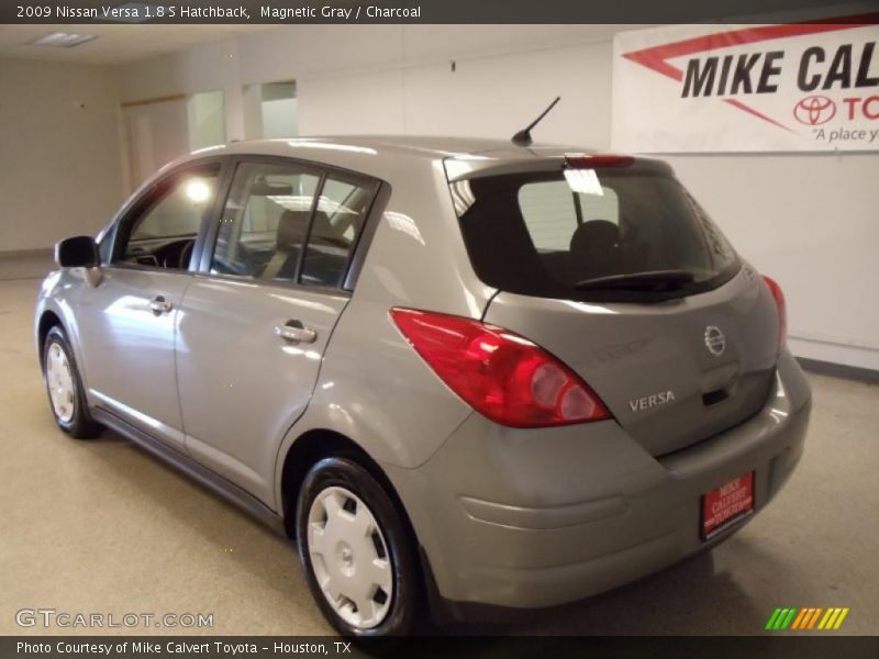 Magnetic Gray / Charcoal 2009 Nissan Versa 1.8 S Hatchback