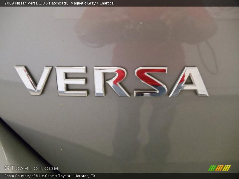 Magnetic Gray / Charcoal 2009 Nissan Versa 1.8 S Hatchback