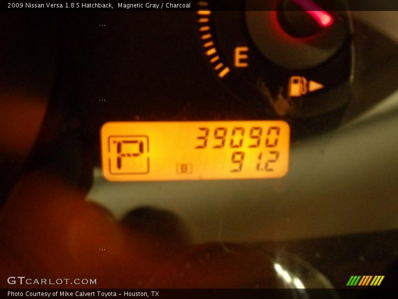 Magnetic Gray / Charcoal 2009 Nissan Versa 1.8 S Hatchback