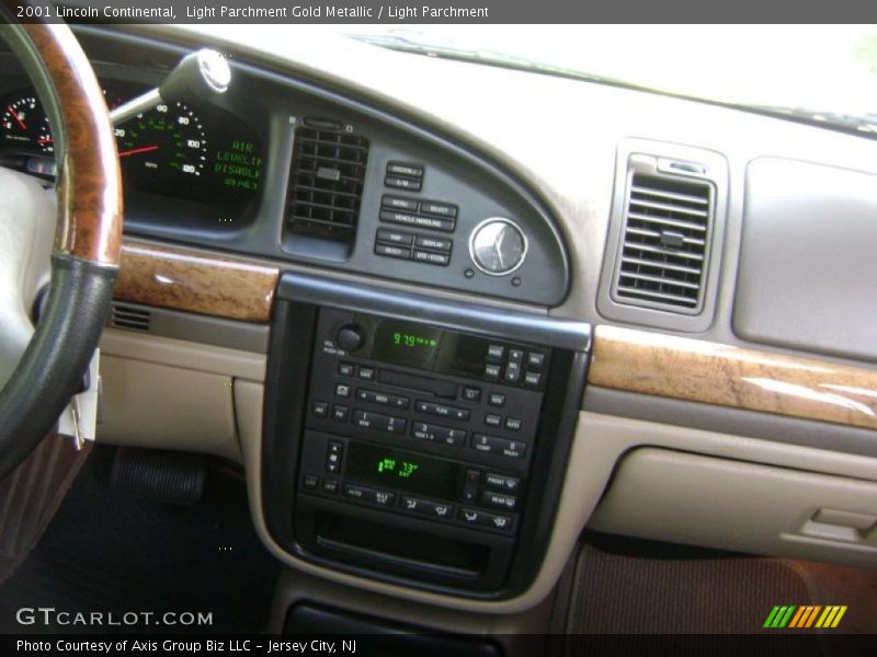 Light Parchment Gold Metallic / Light Parchment 2001 Lincoln Continental