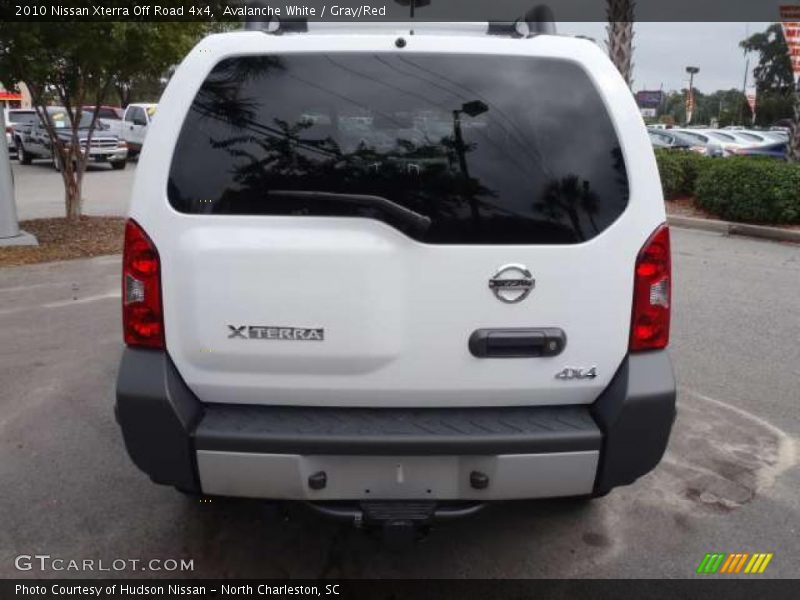 Avalanche White / Gray/Red 2010 Nissan Xterra Off Road 4x4