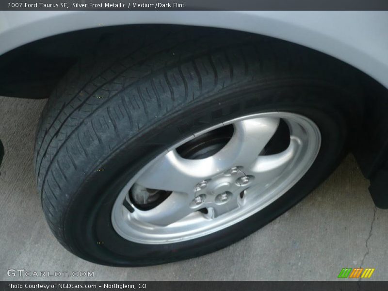 Silver Frost Metallic / Medium/Dark Flint 2007 Ford Taurus SE