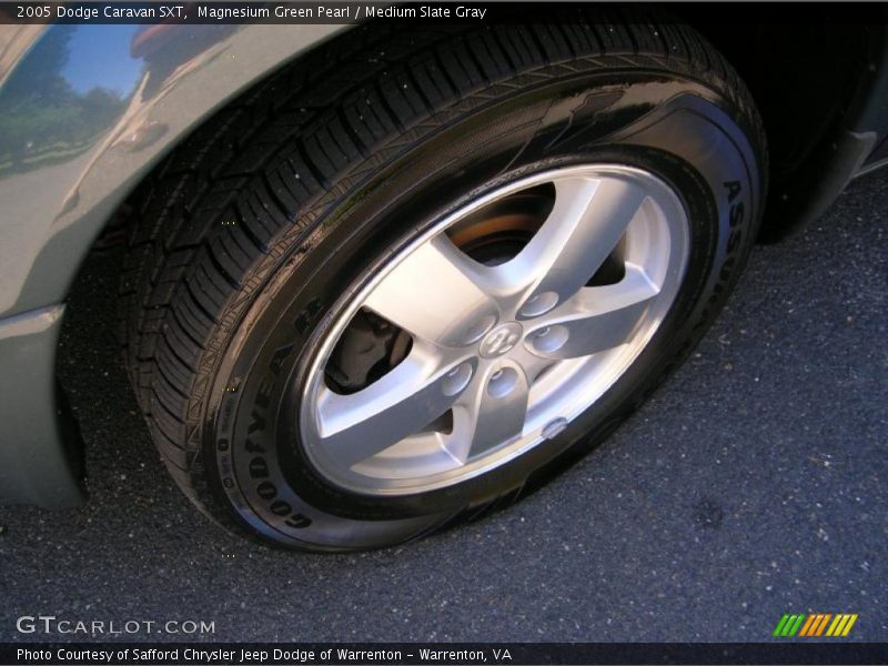 Magnesium Green Pearl / Medium Slate Gray 2005 Dodge Caravan SXT