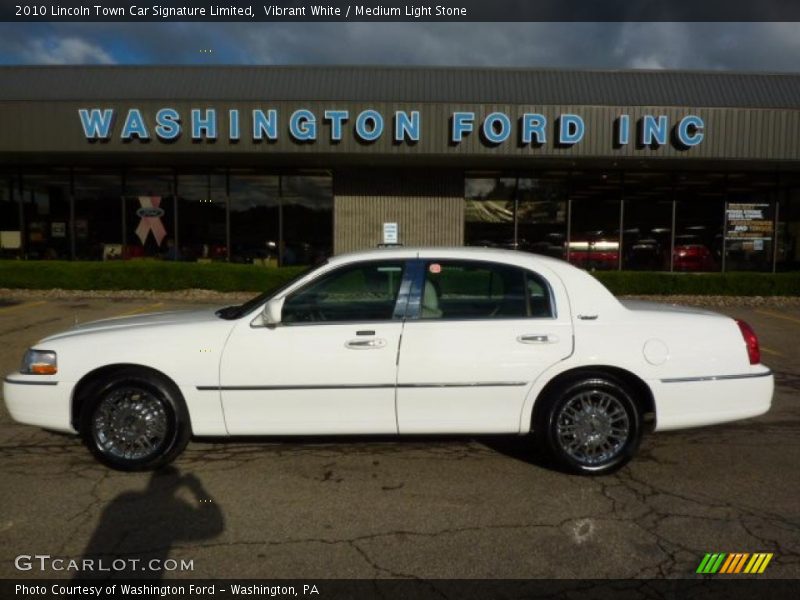 Vibrant White / Medium Light Stone 2010 Lincoln Town Car Signature Limited