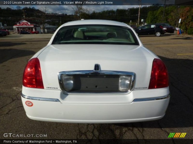 Vibrant White / Medium Light Stone 2010 Lincoln Town Car Signature Limited