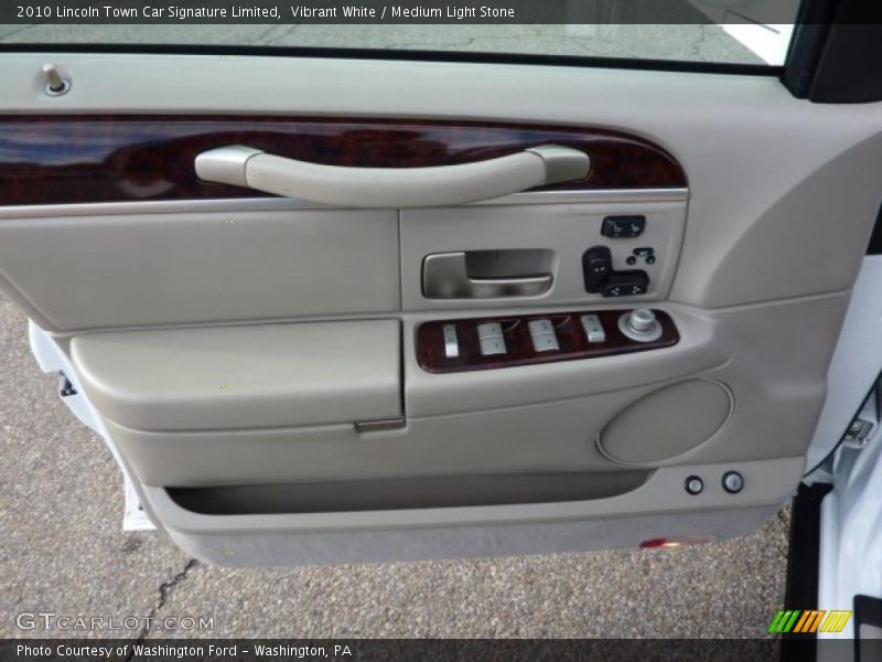 Vibrant White / Medium Light Stone 2010 Lincoln Town Car Signature Limited