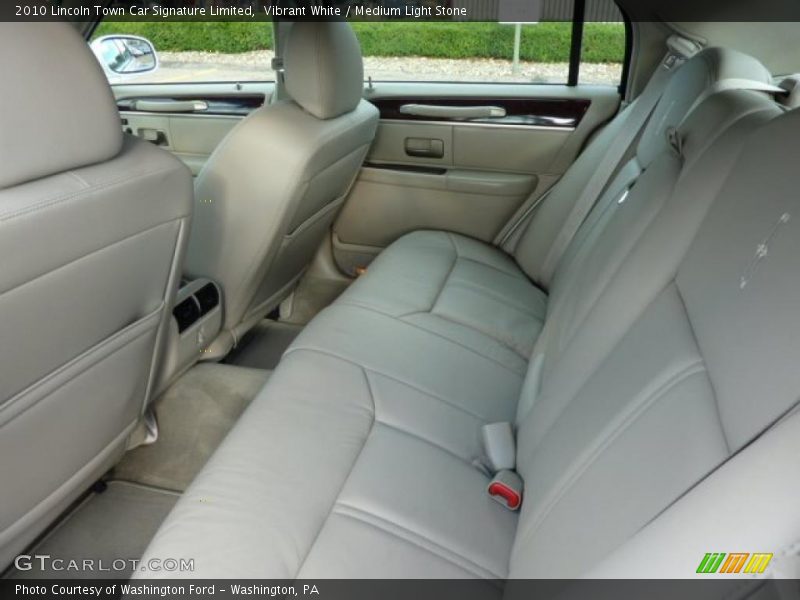 Vibrant White / Medium Light Stone 2010 Lincoln Town Car Signature Limited