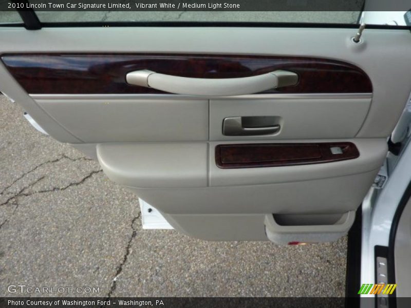 Vibrant White / Medium Light Stone 2010 Lincoln Town Car Signature Limited