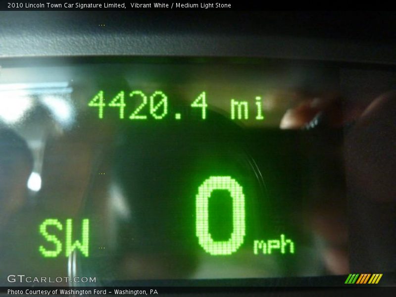 Vibrant White / Medium Light Stone 2010 Lincoln Town Car Signature Limited