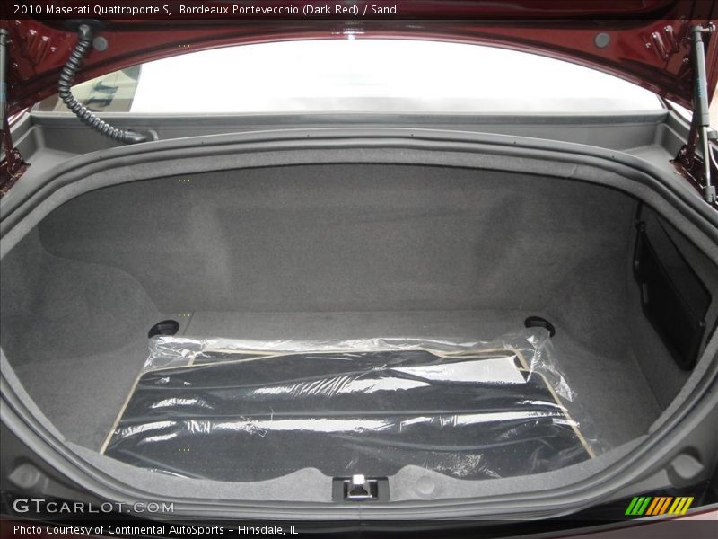 Bordeaux Pontevecchio (Dark Red) / Sand 2010 Maserati Quattroporte S