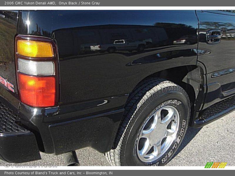 Onyx Black / Stone Gray 2006 GMC Yukon Denali AWD