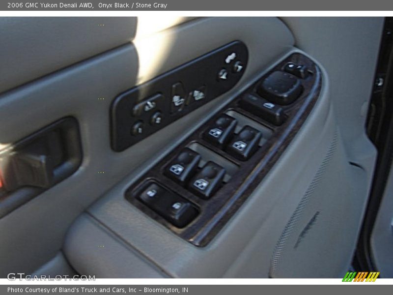 Onyx Black / Stone Gray 2006 GMC Yukon Denali AWD