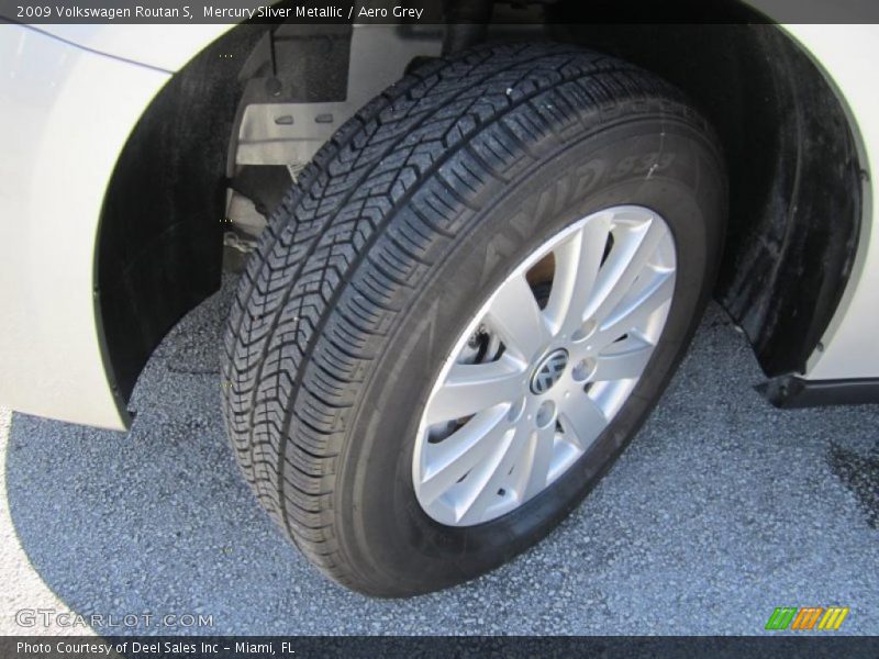 Mercury Sliver Metallic / Aero Grey 2009 Volkswagen Routan S