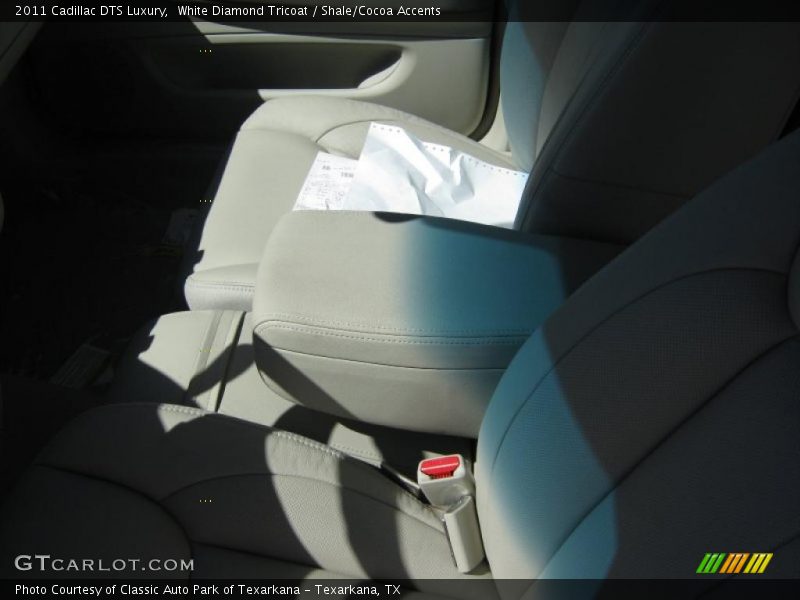 White Diamond Tricoat / Shale/Cocoa Accents 2011 Cadillac DTS Luxury