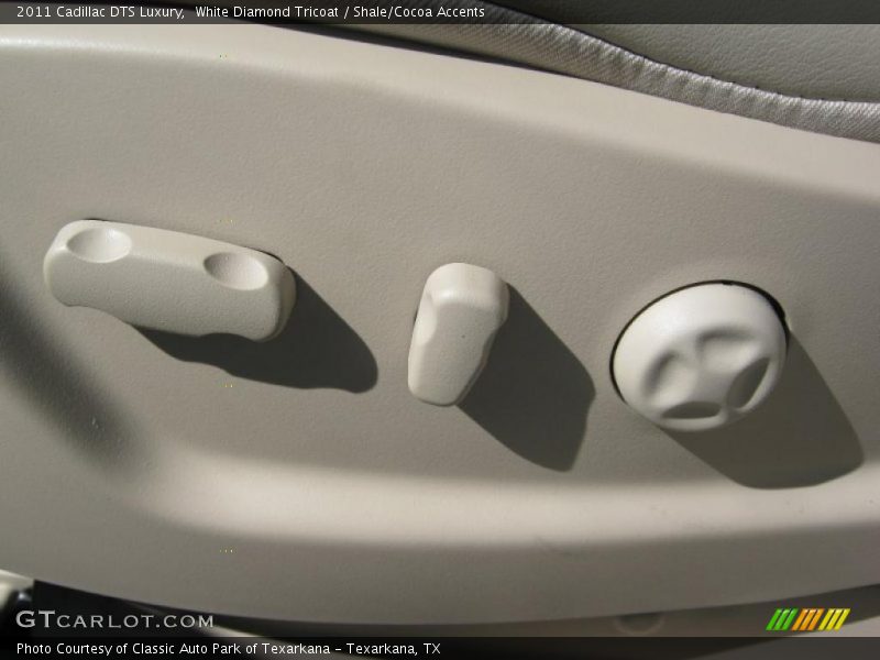 White Diamond Tricoat / Shale/Cocoa Accents 2011 Cadillac DTS Luxury
