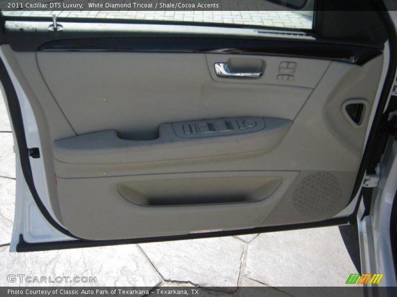 White Diamond Tricoat / Shale/Cocoa Accents 2011 Cadillac DTS Luxury