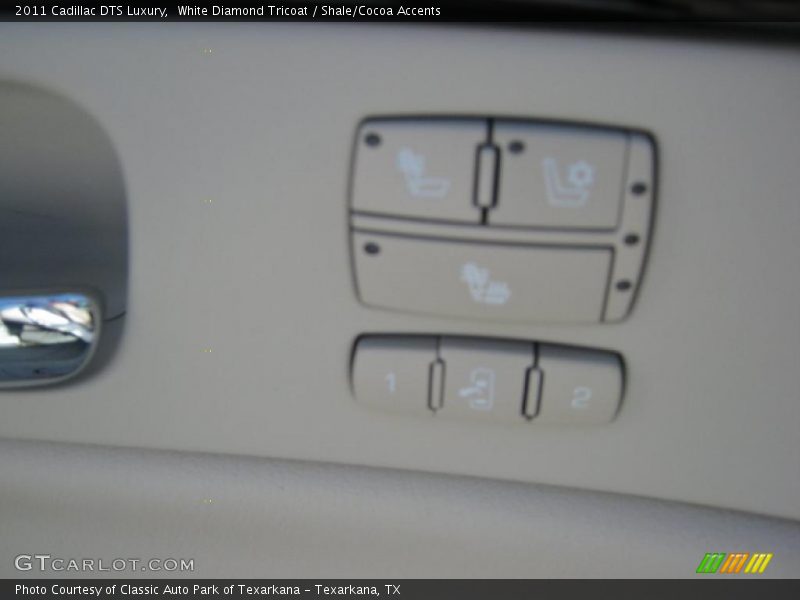 White Diamond Tricoat / Shale/Cocoa Accents 2011 Cadillac DTS Luxury